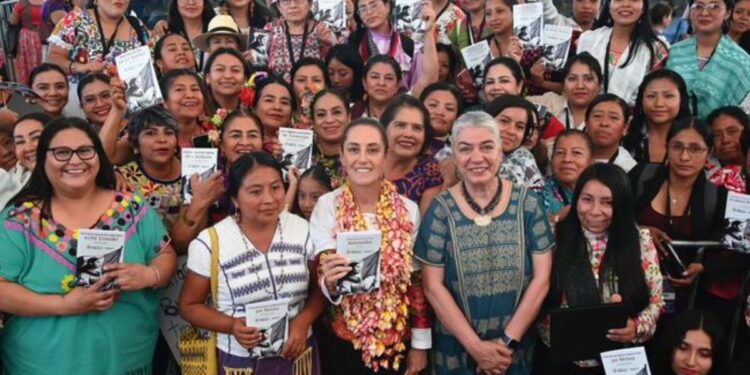 En Oaxaca, la Presidenta reconoce a mujeres traductoras y presenta la Cartilla de Derechos de las Mujeres traducida a 67 lenguas indígenas