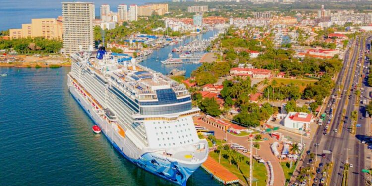 Inicia temporada de cruceros en Puerto Vallarta con la llegada del Norwegian Bliss  