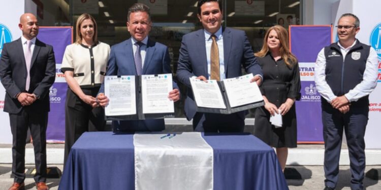 Firman Gobierno de Jalisco y Farmacias Guadalajara convenio para fortalecer la atención de emergencias y ampliar los espacios seguros para mujeres
