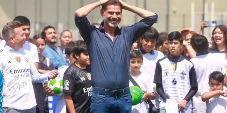 Comparte Fernando Hierro experiencias deportivas y de vida a niñas y niños jaliscienses