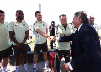 Leyendas del Real Madrid comparten cancha con niñas y niños en Zapopan