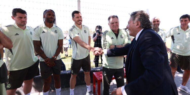 Leyendas del Real Madrid comparten cancha con niñas y niños en Zapopan