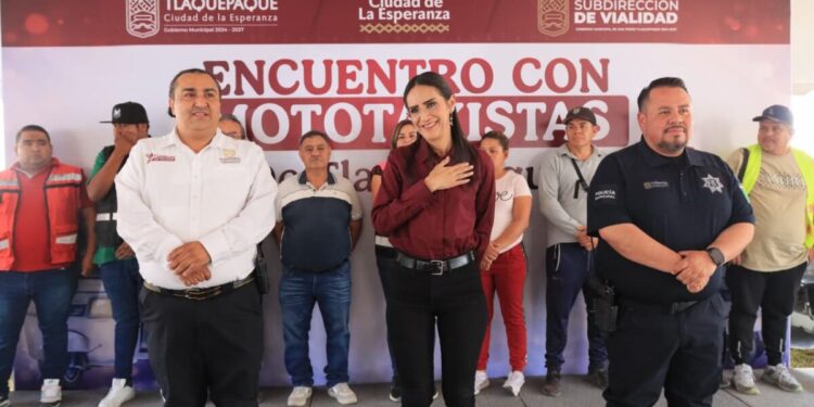 Laura Imelda se reune con operadores de mototaxis