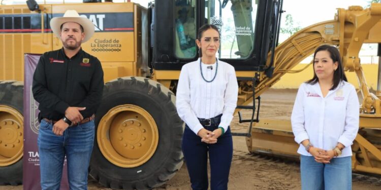 Laura Imelda entrega maquinaria y material para el campo a productores de Tlaquepaque