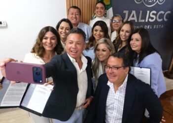 Signa Pablo Lemus Navarro, Gobernador del Estado, iniciativa de ley para consolidar acciones en favor de las niñas y niños en Jalisco