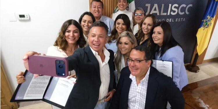 Signa Pablo Lemus Navarro, Gobernador del Estado, iniciativa de ley para consolidar acciones en favor de las niñas y niños en Jalisco