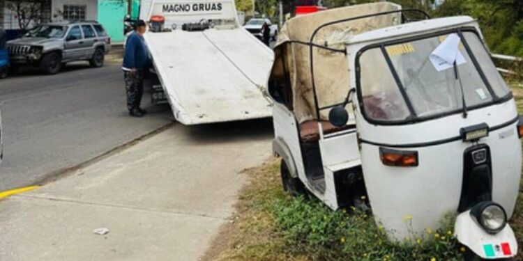 Gobierno de Tlajomulco retira vehículos abandonados y refuerza la prevención de riesgos sanitarios