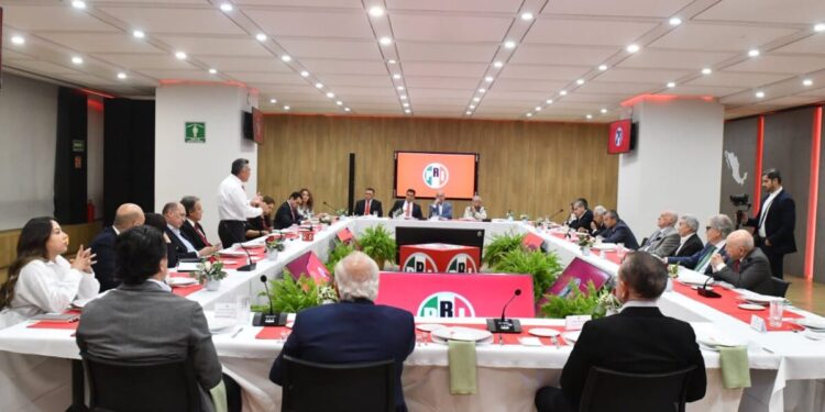 Se reúne Alejandro Moreno con ex Gobernadores del PRI