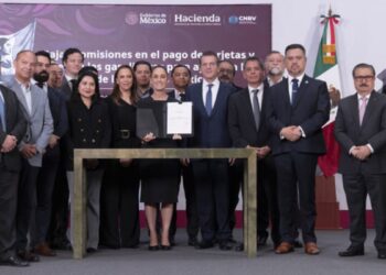 Presidenta firma acuerdo para reducir comisiones en pagos de gasolina y diésel con tarjetas y vales