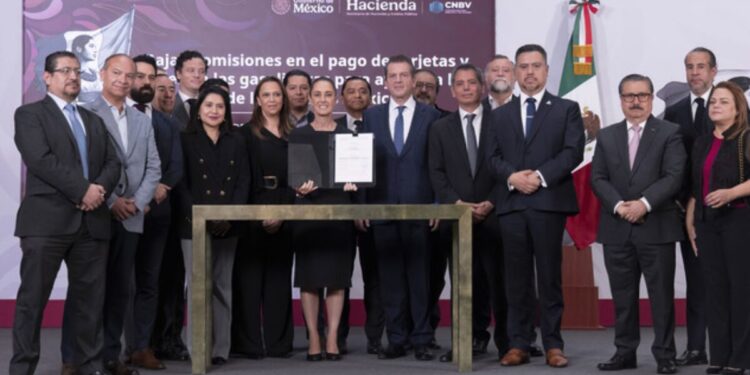 Presidenta firma acuerdo para reducir comisiones en pagos de gasolina y diésel con tarjetas y vales